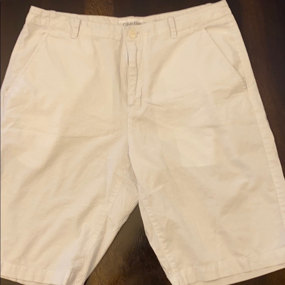Calvin Klein | size 32 | Flat Short